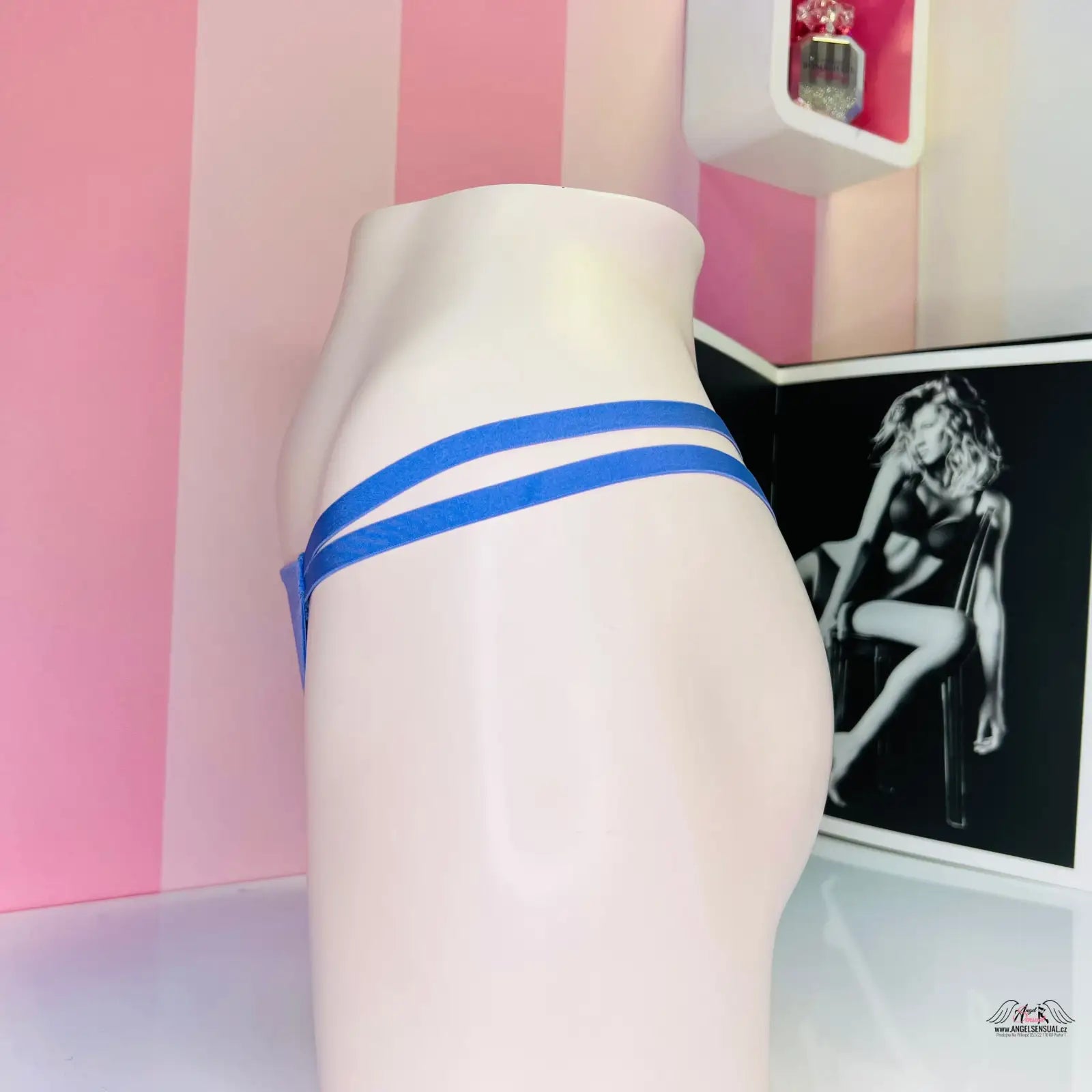 Modrý dvouramenný tanga na manekýně z kolekce Luxusní Elegance se Stříbrným Akcentem