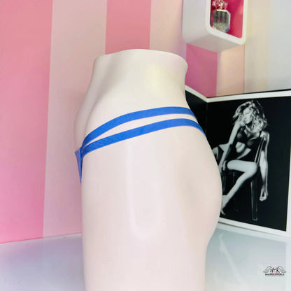 Modrý dvouramenný tanga na manekýně z kolekce Luxusní Elegance se Stříbrným Akcentem