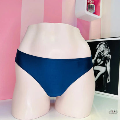 Modré bikiny Tanga s okouzlující elegancí a stříbrným leskem