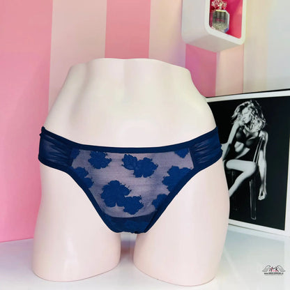 Modrý květinový síťovaný tanga z kolekce Tanga PINK pro elegantní vzhled