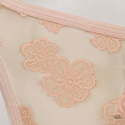 Květinově vyšívaná síťovina na produktu Tanga PINK s luxusním designem