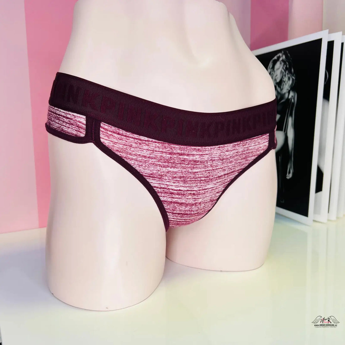 Růžové a burgundské heatherované tanga na mannequinu jako elegantní spodní prádlo