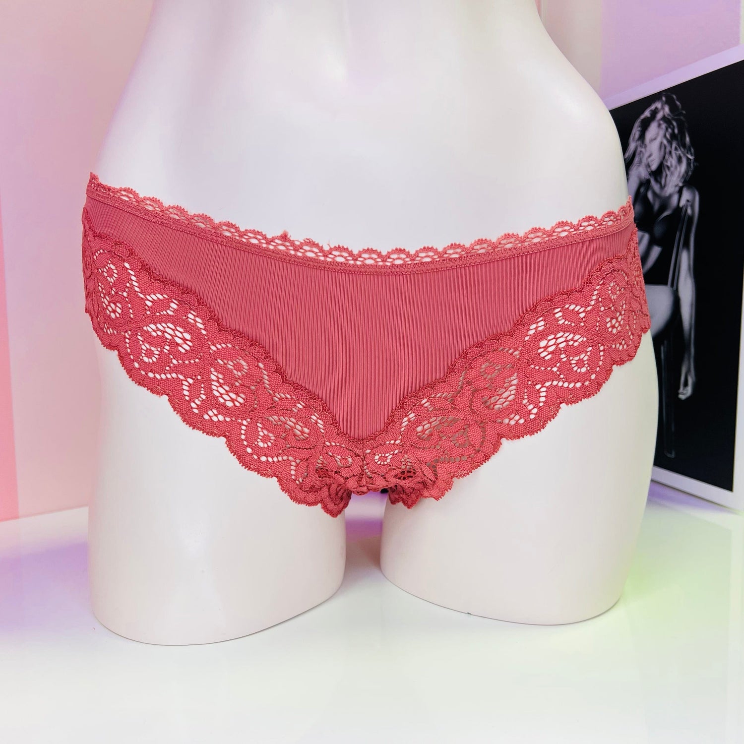 Victoria’s Secret Tanga s krajkou jemnou krajkou, velmi pěkná tanga v červené barvě