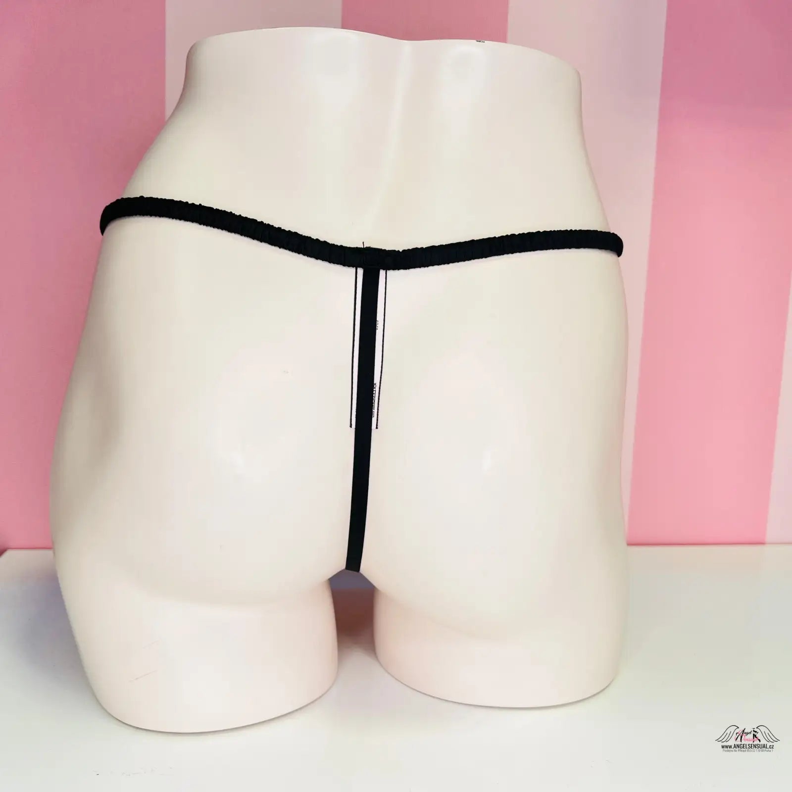 Bílý manekýn s černým tangem, elegantní krajková spodní prádlo Tanga