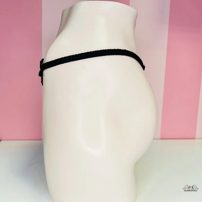 Černý sametový choker náhrdelník na bílém manekýnovi, produkt Tanga - Svůdná krajková elegance