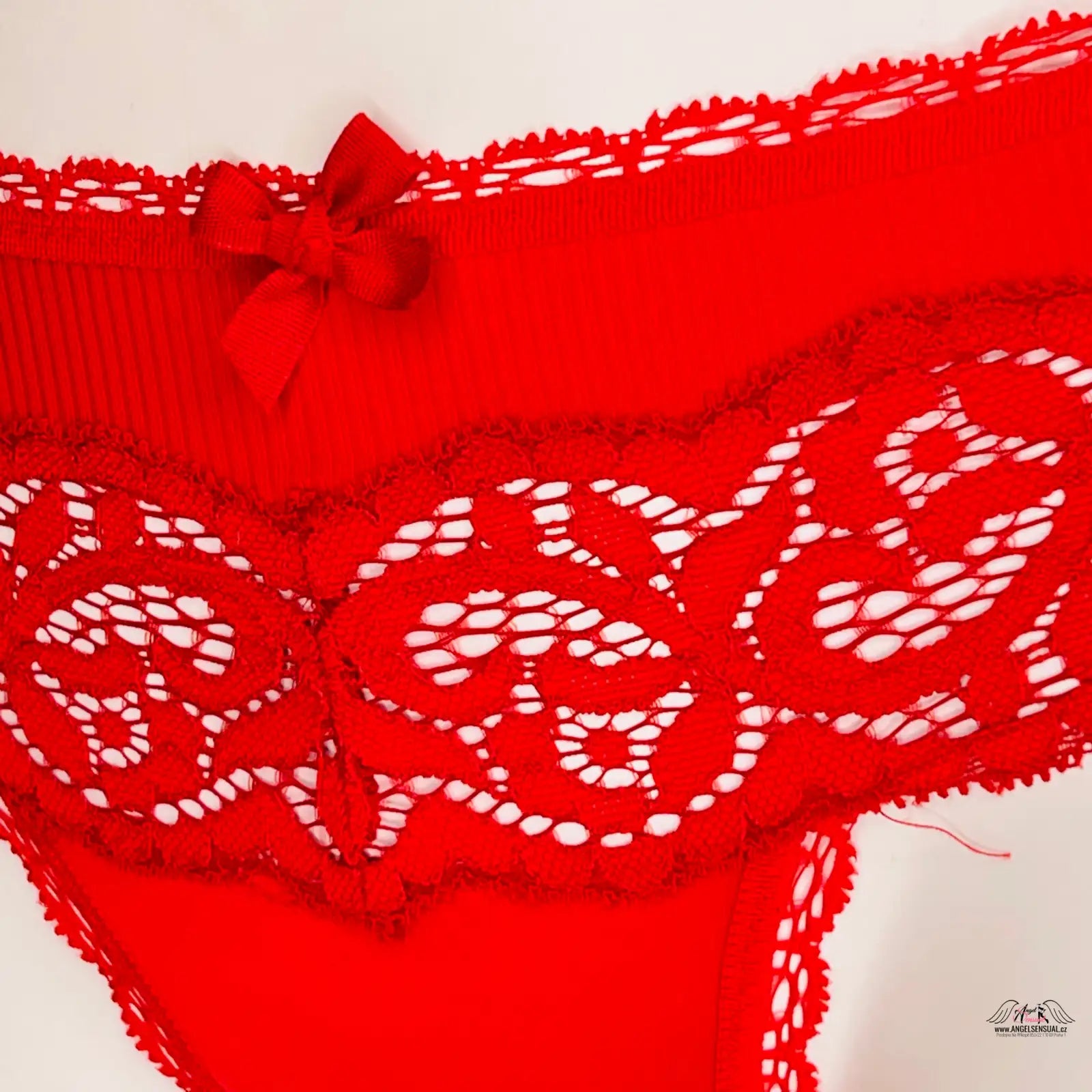 Červené krajkové tangá Tanga – Svůdný Komfort a Elegance s Jemným Krajkovým Akcentem