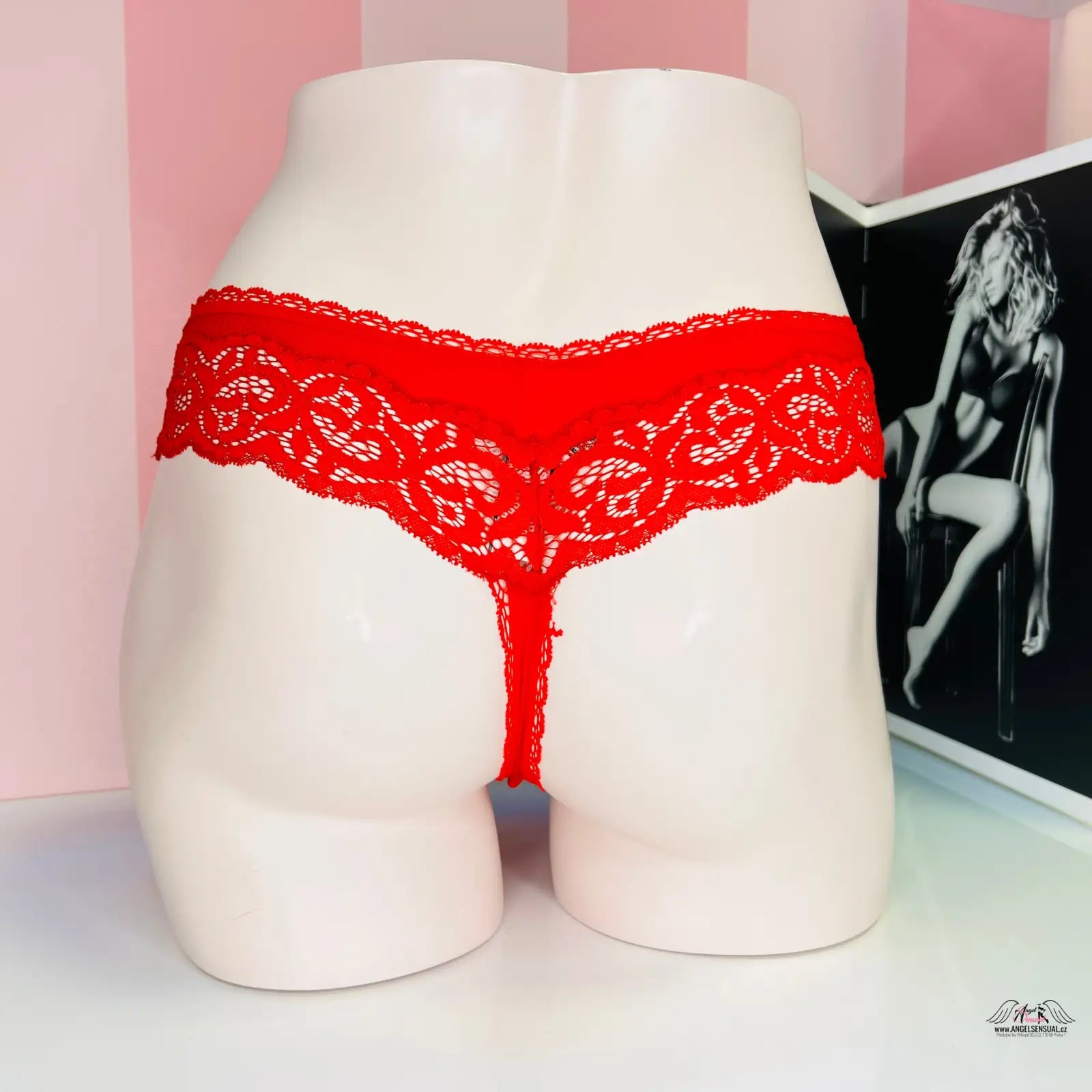 Červený krajkový thong Tanga – Svůdný Komfort a Elegance s Jemným Krajkovým Akcentem