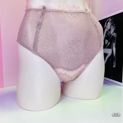 Manekýn s krajkovou dámskou tangou v růžové a bílé barvě v elegantním designu