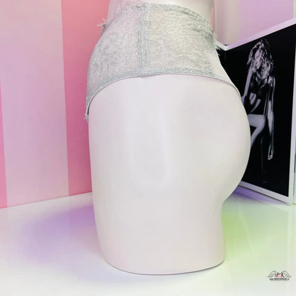 Bílá manekýn se stříbrným pokrývkou hlavy a elegantním tangem