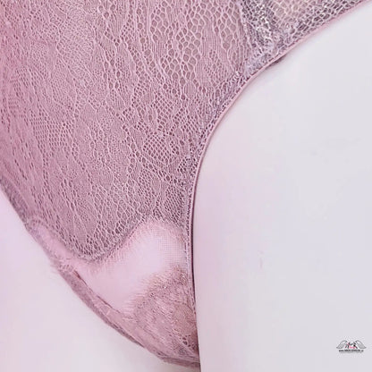 Detailní pohled na dámské tanga s růžovou krajkou a elegantním leskem
