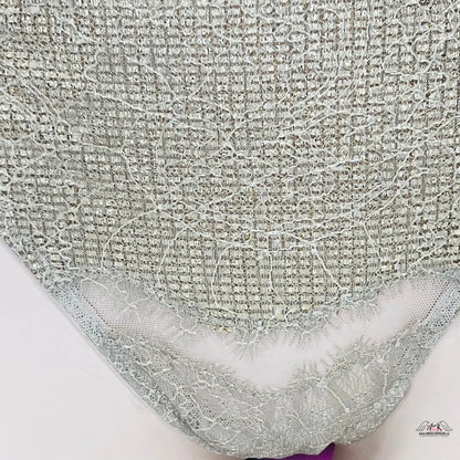 Detail bílého krajkového materiálu produktu Tanga Vysokého Střihu s Elegantním Leskem