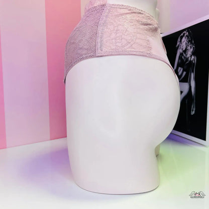 Mannequin in pink and white dress showcasing Tanga Vysokého Střihu s Elegantním Leskem