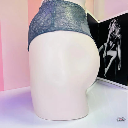 Muž s černobílou fotografií ženy a Tanga Vysokého Střihu s Elegantním Leskem