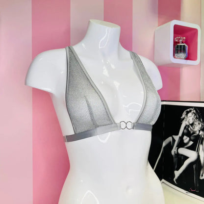Šedá halterová braletka na bílém manekýnu pro okouzlující styl