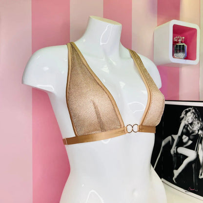Zlatá braletka na bílém mannequinu pro okouzlující styl a módní eleganci