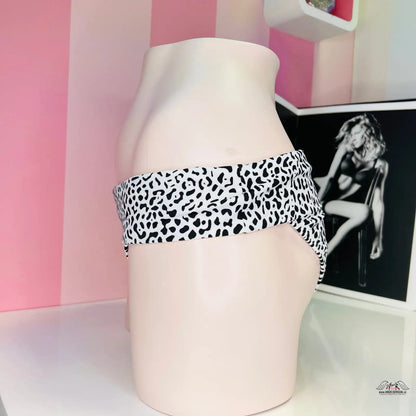 Leopardí tištěné plavky s vysokým pasem pro elegantní a pohodlné nošení