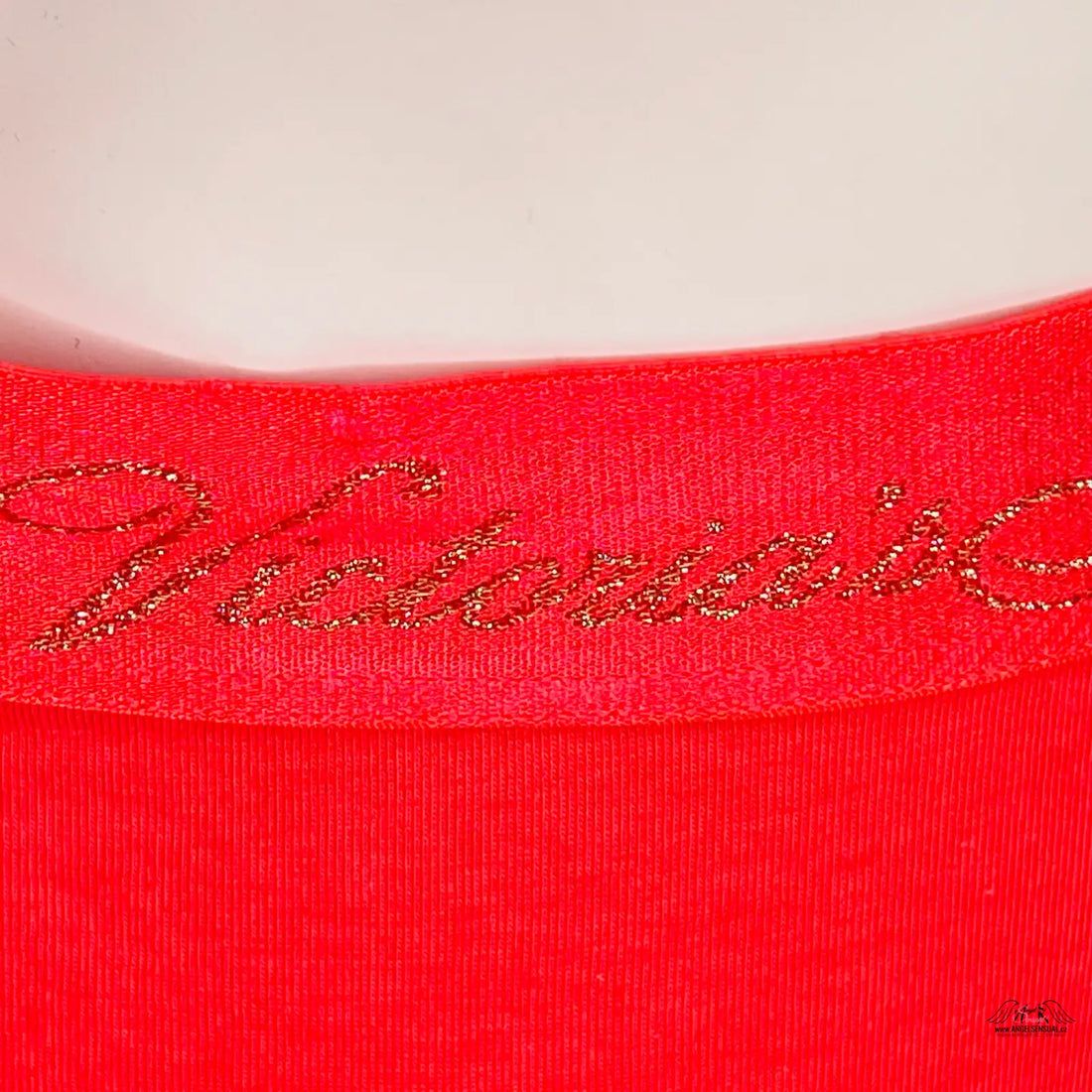 Red sweater with gold SEI embroidery on chest, part of Victoria’s Secret Bavlněné Kalhotky Vyšší Pas collection for maximální komfort