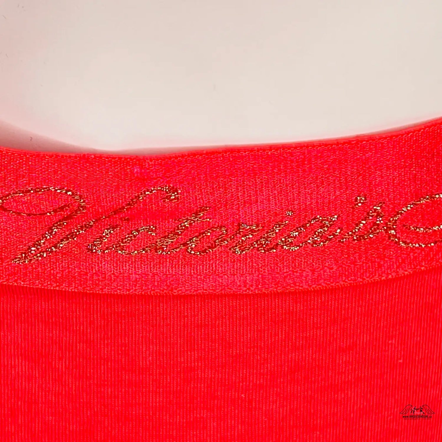 Red sweater with gold SEI embroidery on chest, part of Victoria’s Secret Bavlněné Kalhotky Vyšší Pas collection for maximální komfort