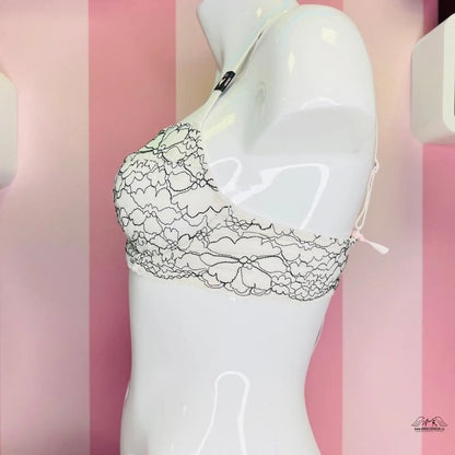Bílý manekýn s krajkovou podprsenkou Victoria Svůdnost od Body by Victoria