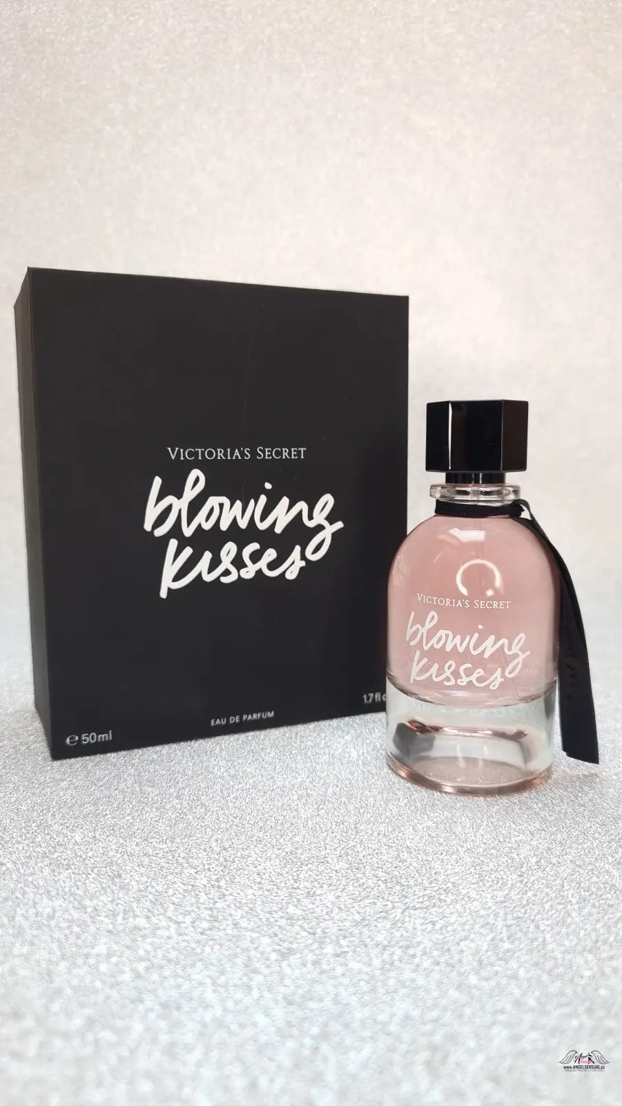 Victoria’s Secret Angel Stories Blowing Kisses parfém a krabička s tóny fialové a purpurové