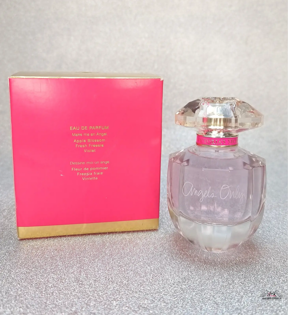 Růžová parfémovaná voda Angels Only od Victoria’s Secret s facetovým uzávěrem