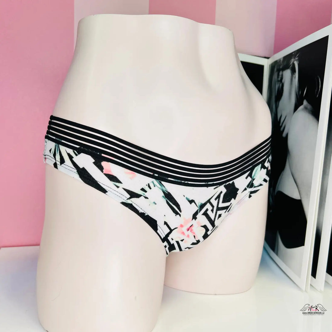 Bílá manekýna s černobílým květinovým potiskem, Victoria’s Secret Barevná Tanga
