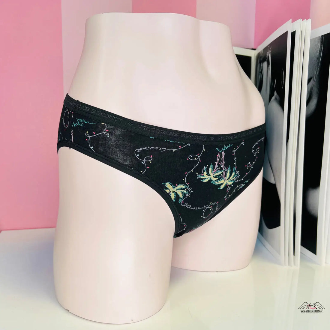 Alt text: Černé bavlněné kalhotky s motivem medúzy na manekýnu, Victoria’s Secret