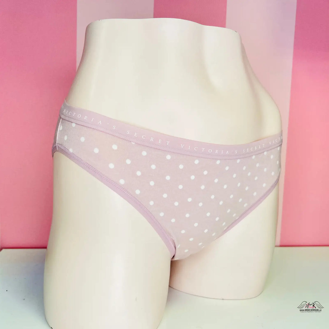 Žena v bavlněných kalhotkách Victoria’s Secret s jemnou gumou a fialovým puntíkovým vzorem