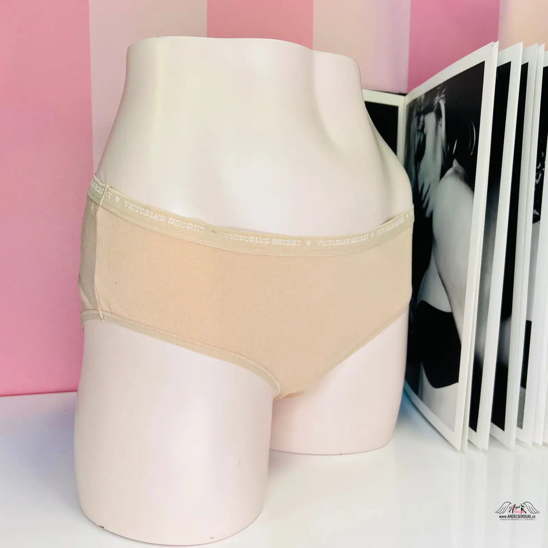 Manekýn s béžovými bavlněnými kalhotkami s vysokým pasem od Victoria’s Secret