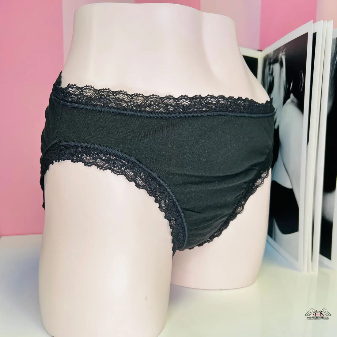 Černé bavlněné kalhotky s jemnou krajkou od Victoria’s Secret, inspirované Agent Provocateur