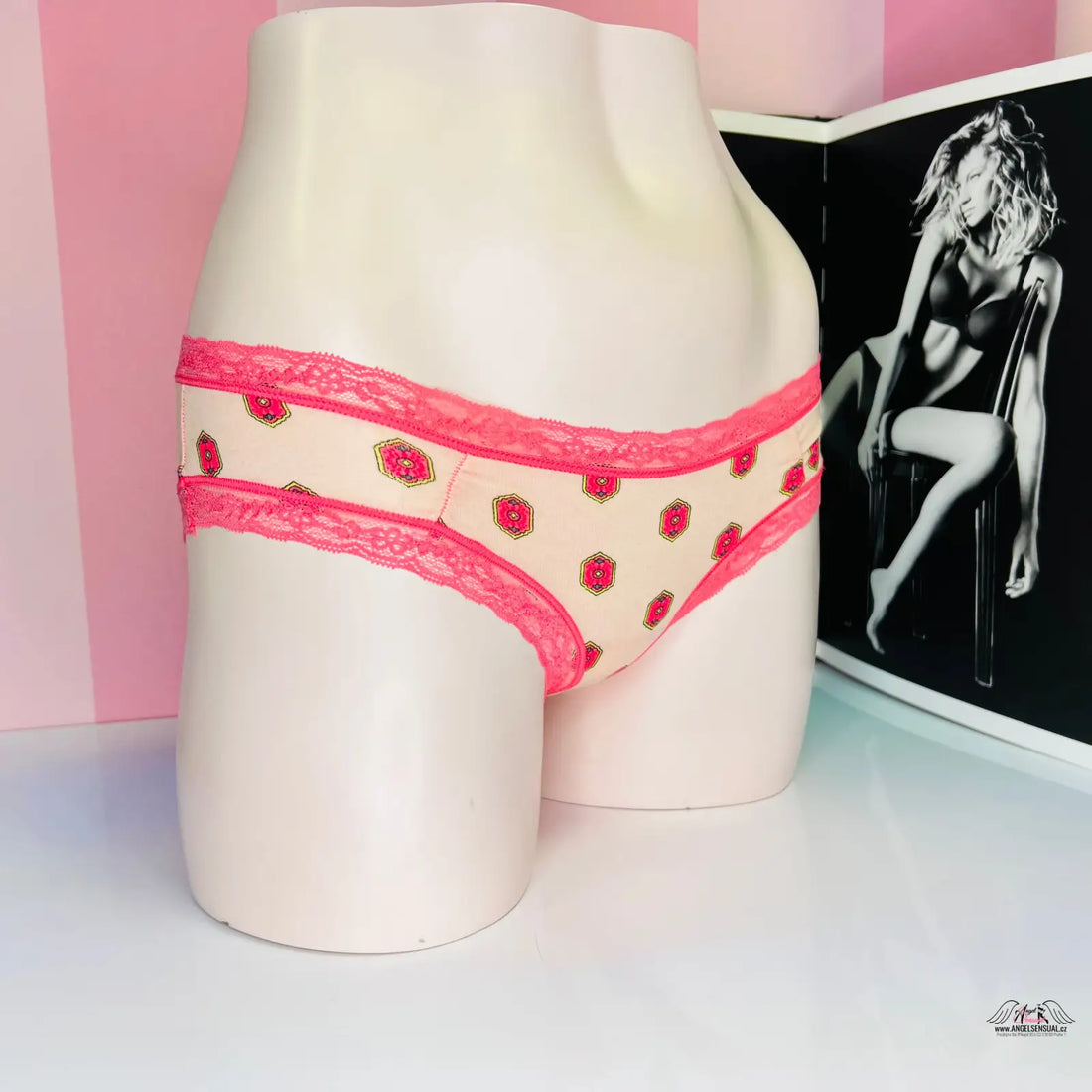 Polka dot elegantní bavlněné kalhotky s růžovým lemem na manekýně