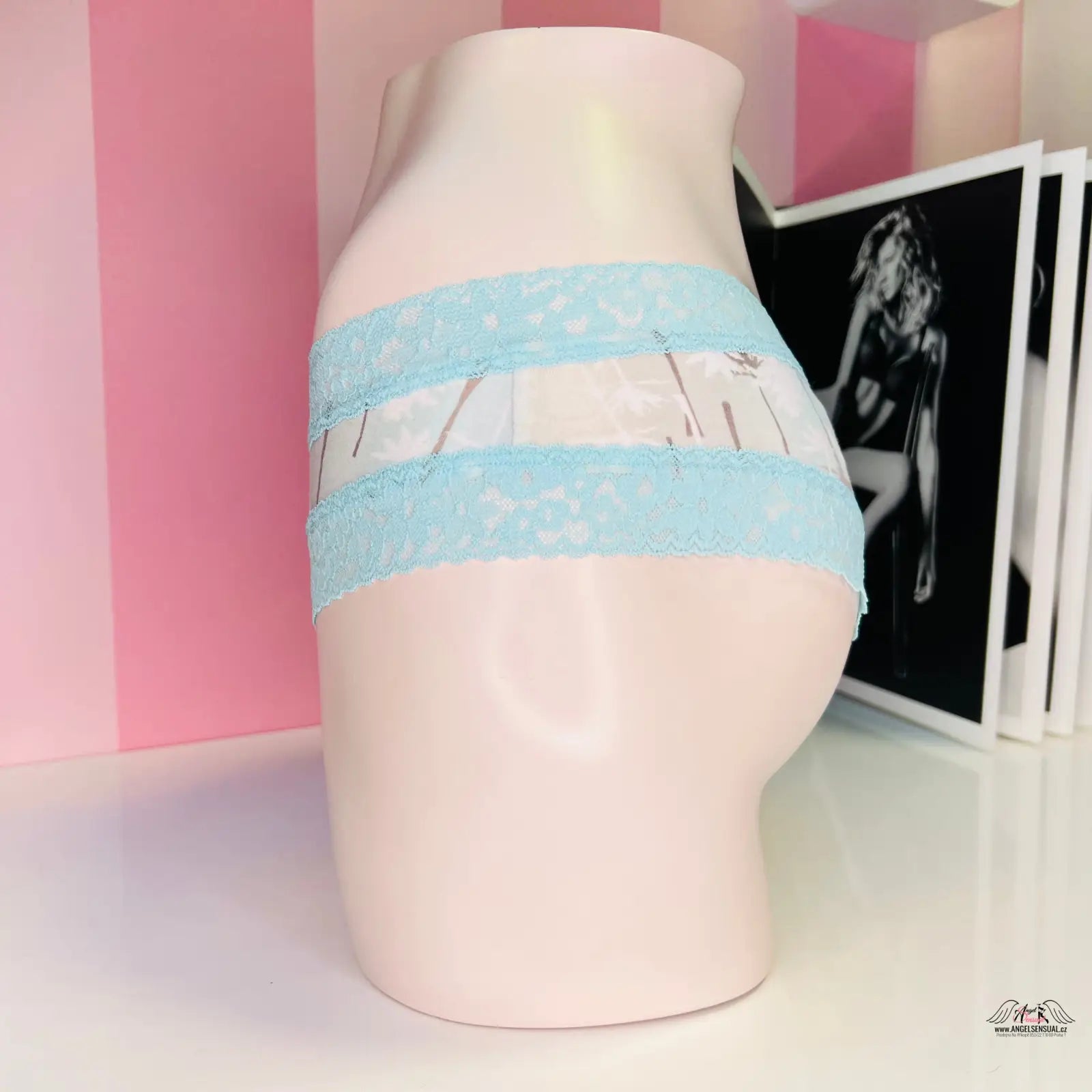 Ceramická váza ve tvaru lidského trupu s exotické bavlněné kalhotky ve stylu tropického ráje