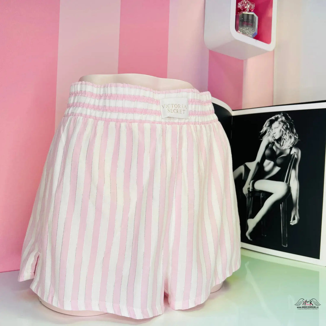 Bavlněné šortky Victoria’s Secret s pruhovaným designem a černobílou fotografií ženy