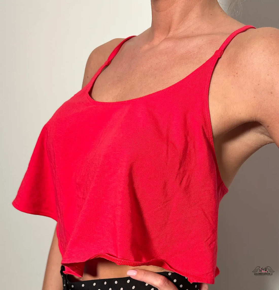Red cropped bavlněné tílko s tenkými ramínky a volným designem, objevte pohodlí