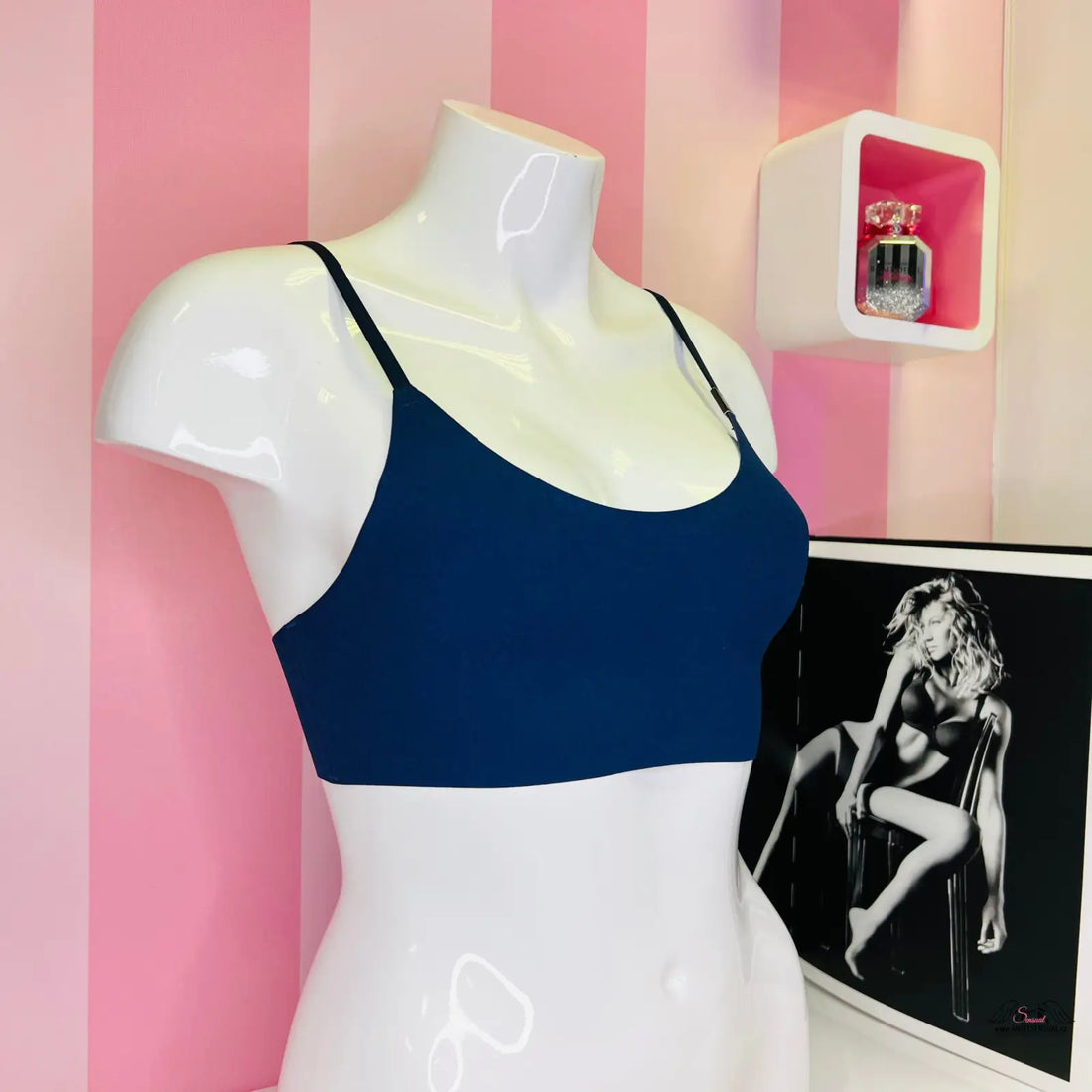 Manekýn s černobílou fotografií na bezešvé braletce Victoria’s Secret Navy s nastavitelnými popruhy