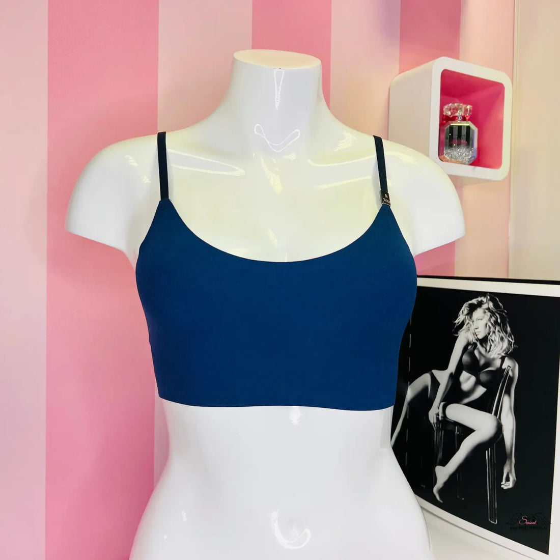 Manekýn s obrázkem ženy na bezešvé braletce Victoria’s Secret Navy s nastavitelnými popruhy