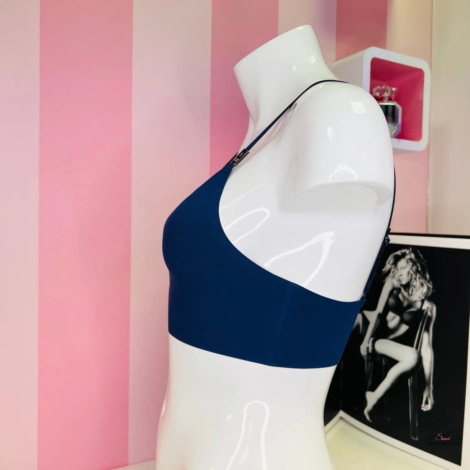 Manekýn s obrázkem ženy na bezešvé braletce Victoria’s Secret Navy s nastavitelnými popruhy