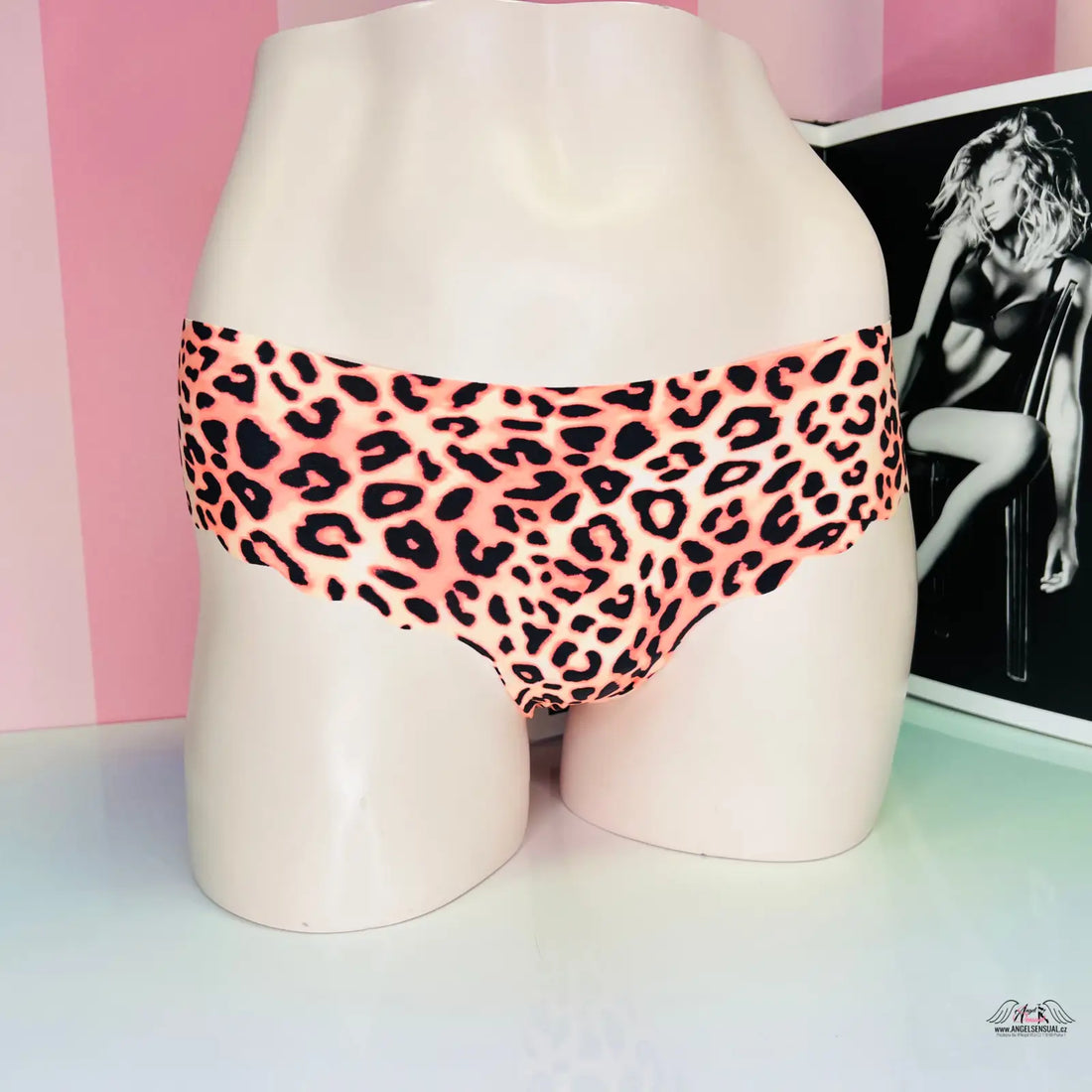Manekýn spodní část těla v barevné bezešvé kalhotky s leopardím vzorem