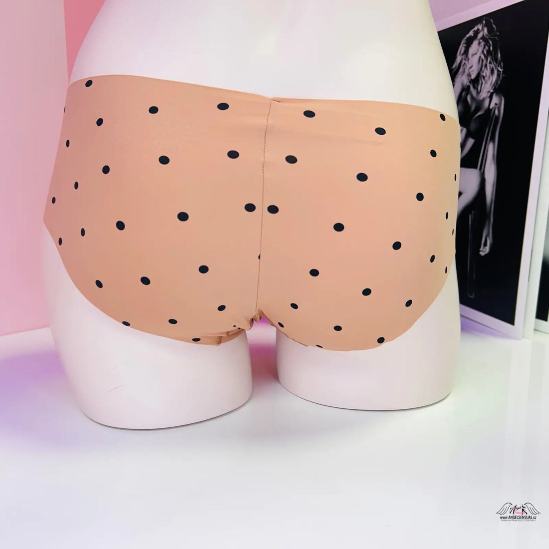 Polka dot bezešvé bokové kalhotky Hipster Puntíky na manekýnovi dolní části těla