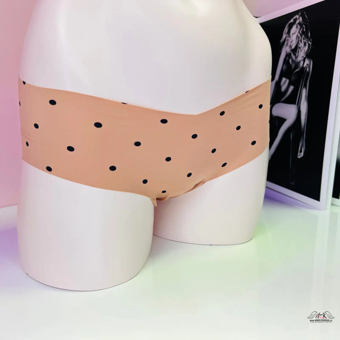 Polka-dotová keramická váza s zakřiveným abstraktním tvarem pro bezešvé bokové kalhotky