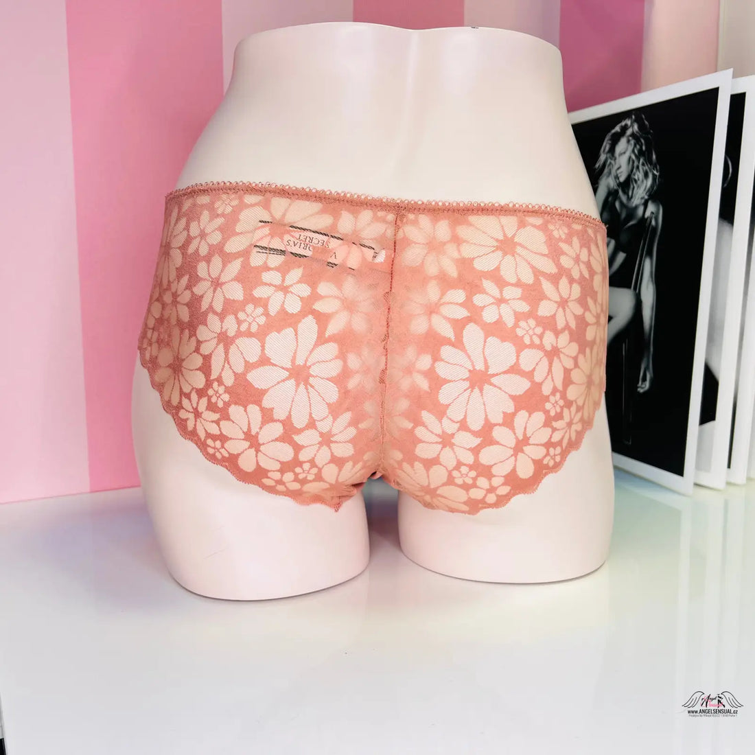 Pár růžových bezešvých kalhotek s květinovým vzorem na figuríně, ideální pro speciální příležitosti