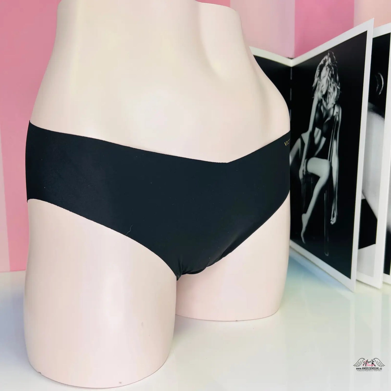 Bezešvé kalhotky Victoria’s Secret s černým motivem a zlatým nápisem, lingerie