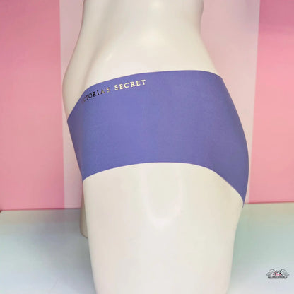 Detailní záběr téměř bezešvých kalhotek Victoria’s Secret s Zlatým Nápisem