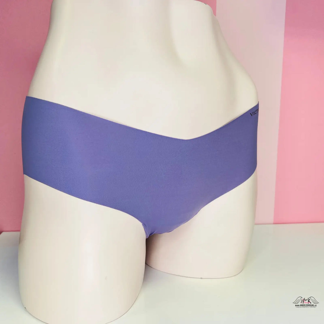 Žena v téměř bezešvých kalhotkách Victoria’s Secret s zlatým nápisem