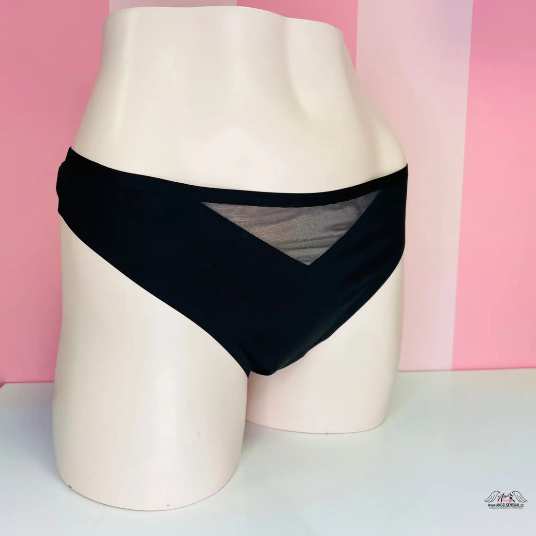 Bezešvá tanga zdobená s černým bikinovým spodním dílem a síťkou