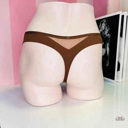Bílé manekýnské torso s bezešvými tanga se zlatou aplikací, apparel &amp; accessories