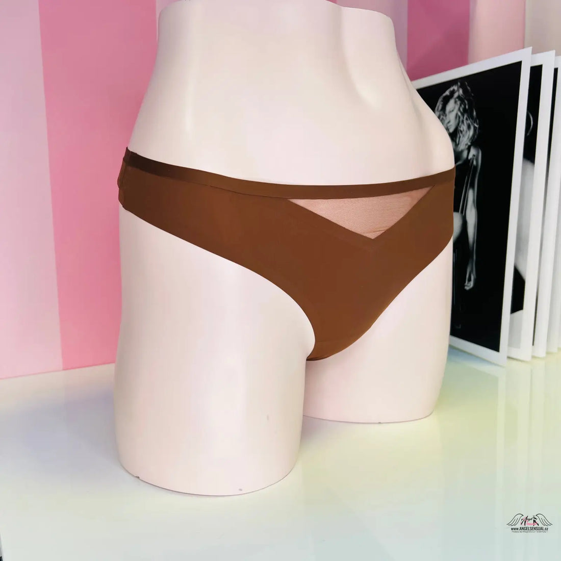 Hnědé bezešvé tanga s zlatou aplikací na bílé figuríně, ideální pro apparel & accessories