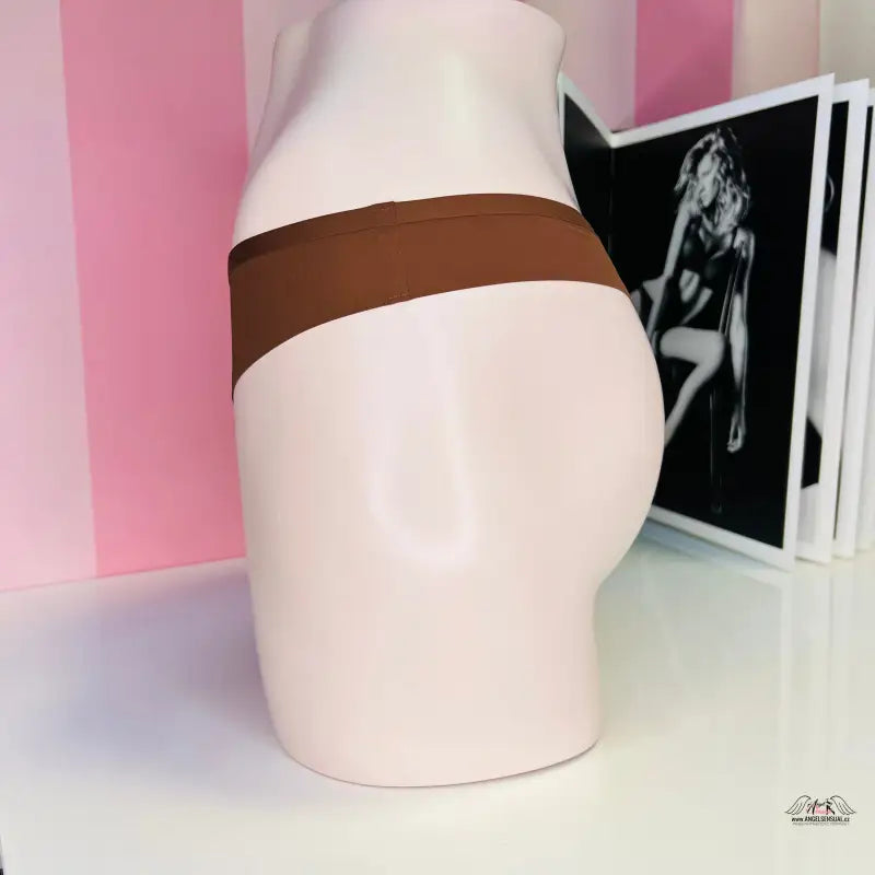 Bílý manekýn s bezešvými tangami se zlatou aplikací v kolekci Victoria’s Secret apparel &amp; accessories