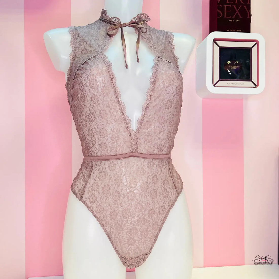 Luxusní krajkové body s ohromujícím výstřihem v bledě růžové barvě Victoria’s Secret