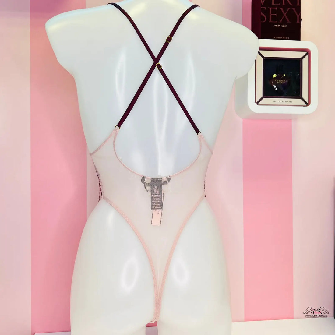 Bílý panenka s růžovým a černým postrojem v produktu Victoria’s Secret Body s Ornamenty a Síťkou
